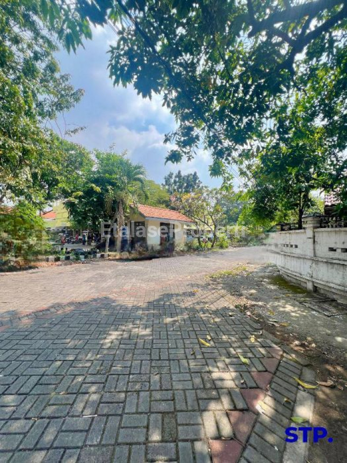 Foto properti MURAH, BISA BANGUN ULANG Rumah 2 Lantai Hoek Di Rungkut Asri Utara Jalan Kembar 5