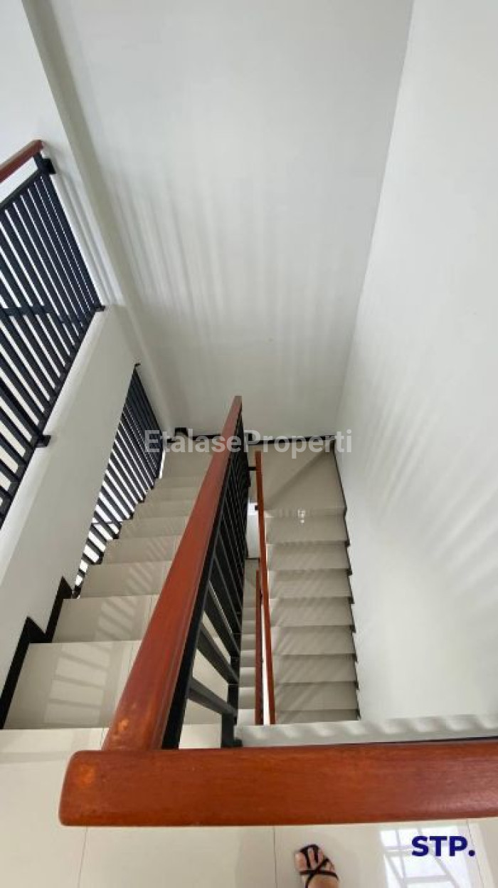 Foto properti 6 Unit Jejer, Ruko 3 Lantai Di Area Margorejo Indah Tipe C 6