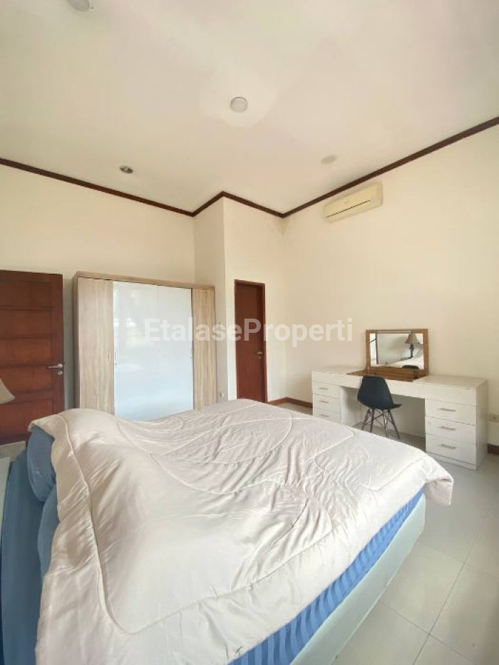 Foto properti Rumah Classic Mewah Di Perumahan Margorejo Indah 8