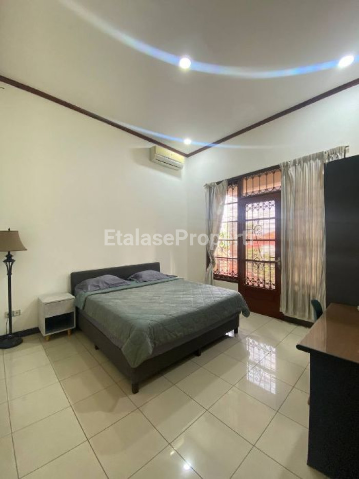 Foto properti Rumah Classic Mewah Di Perumahan Margorejo Indah 9