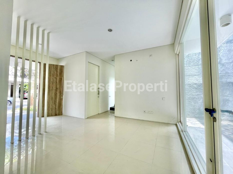 Foto properti *Dijual Rumah Pelican Hill, Surabaya Barat* 2
