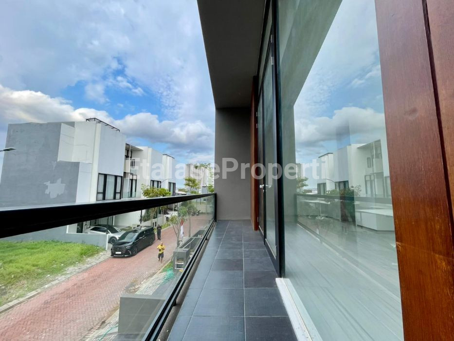Foto properti *Dijual Rumah Baru Gress, Dian Istana Nexus* 2