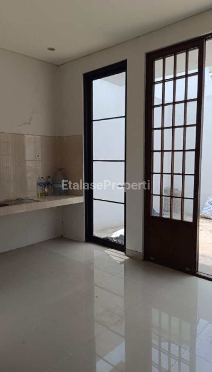 Foto properti Dijual Rumah 2 Lantai 2