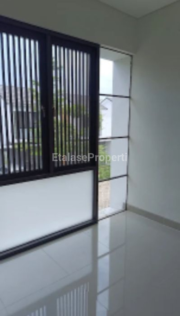 Foto properti Dijual Rumah 2 Lantai 3