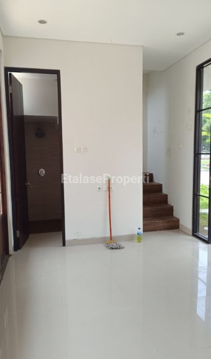 Foto properti Dijual Rumah 2 Lantai 4