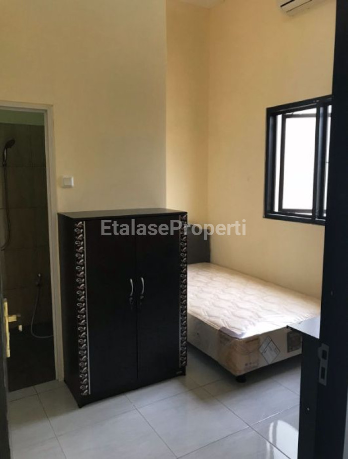 Foto properti Dijual Cepat Usaha Kost-kostan Aktif Dan Toko Di Semolowaru 2