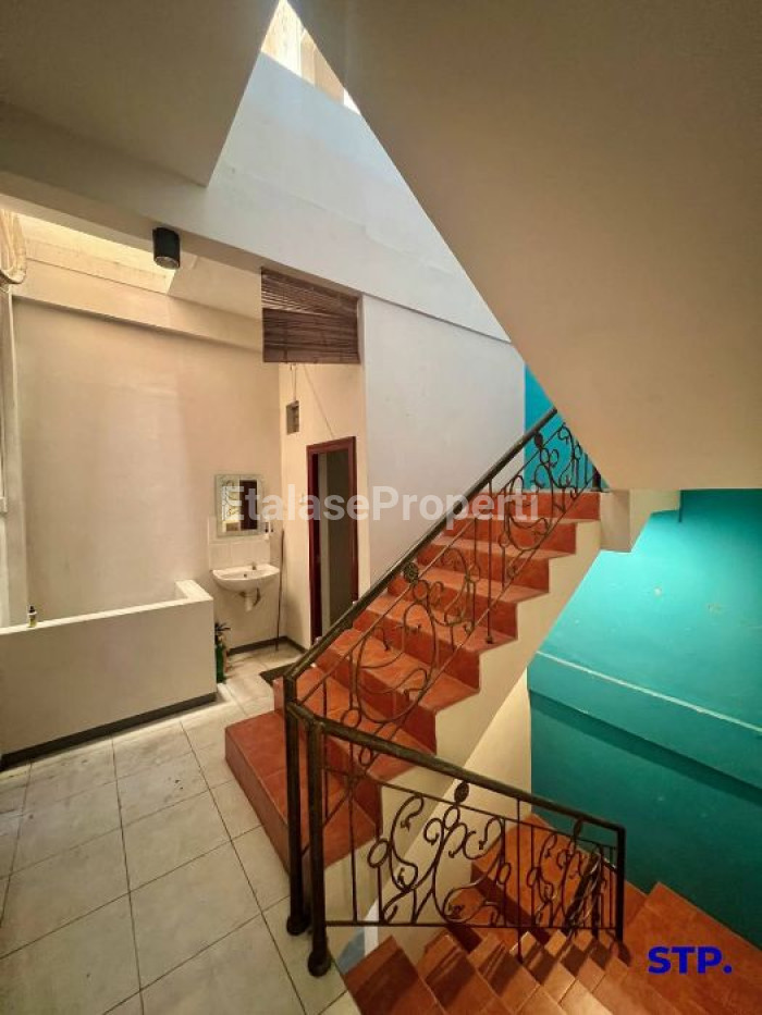 Foto properti Disewakan, Ruko 3 Lantai Di Jalan Dharmahusada - Dr. Moestopo 4