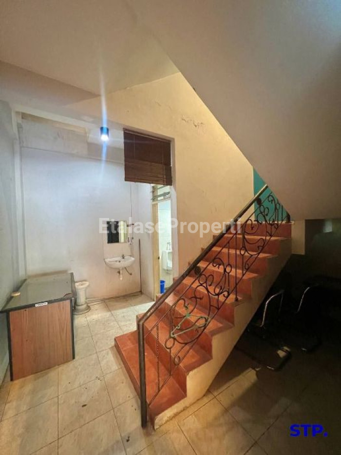 Foto properti Disewakan, Ruko 3 Lantai Di Jalan Dharmahusada - Dr. Moestopo 4