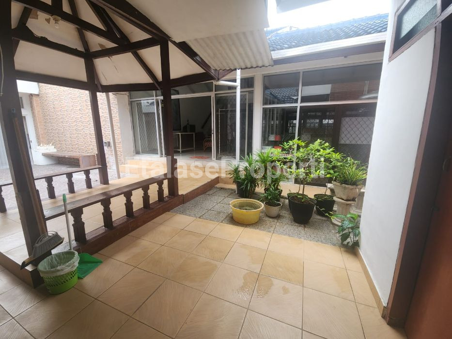 Foto properti Rumah Dijual :  *Lokasi Jalan Besar, Sangat Strategis. Cocok Untuk Usaha / Kantor* 4