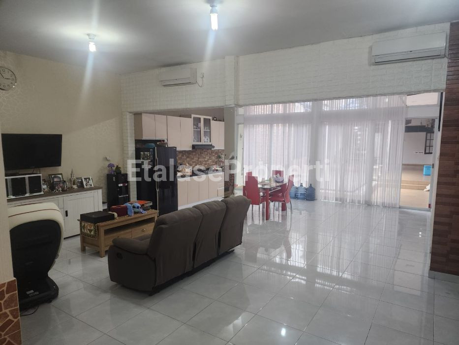 Foto properti Rumah Dijual :  *Lokasi Jalan Besar, Sangat Strategis. Cocok Untuk Usaha / Kantor* 5