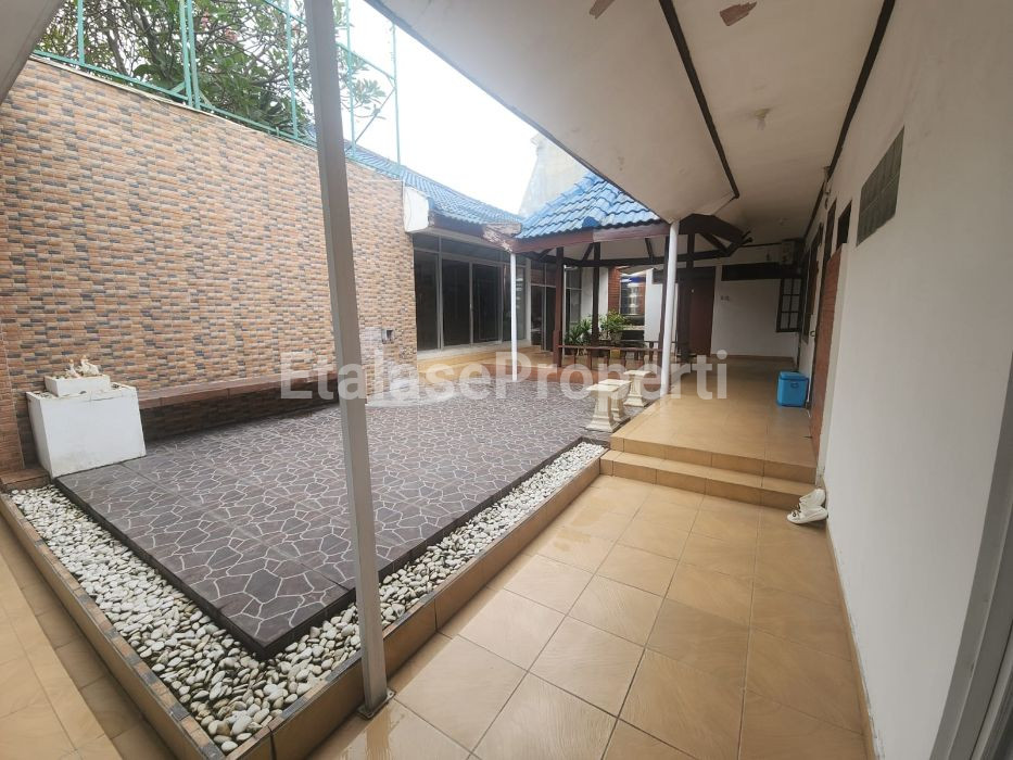 Foto properti Rumah Dijual :  *Lokasi Jalan Besar, Sangat Strategis. Cocok Untuk Usaha / Kantor* 6