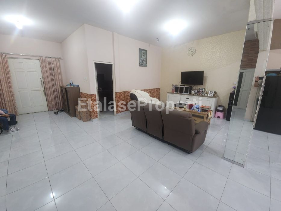 Foto properti Rumah Dijual :  *Lokasi Jalan Besar, Sangat Strategis. Cocok Untuk Usaha / Kantor* 7