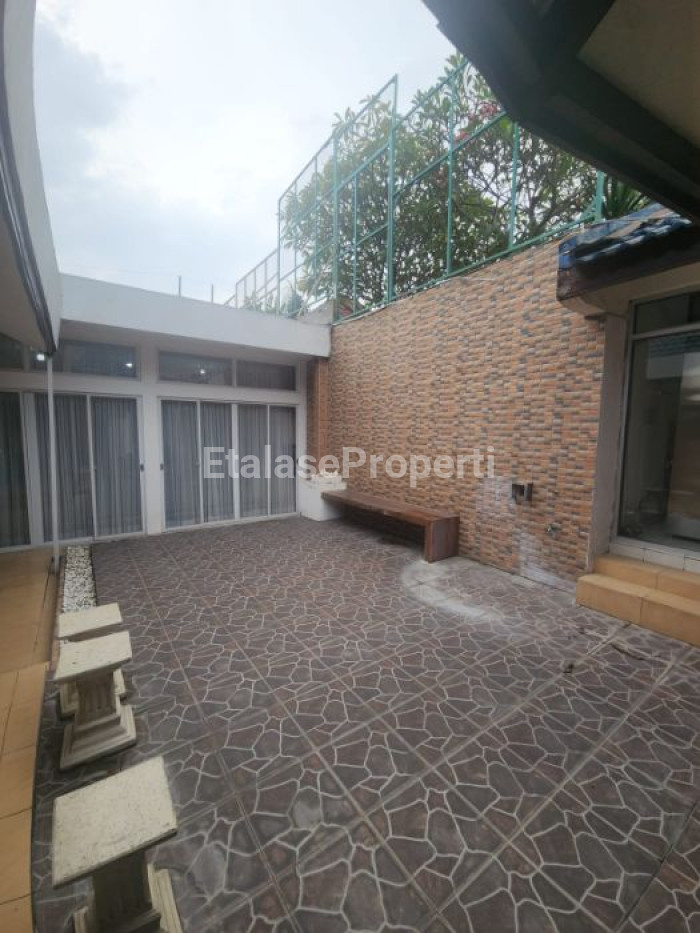 Foto properti Rumah Dijual :  *Lokasi Jalan Besar, Sangat Strategis. Cocok Untuk Usaha / Kantor* 8