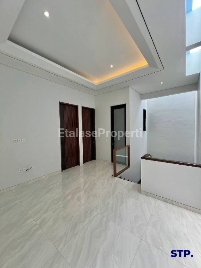 Foto properti Rumah Baru Modern Minimalis Di Manyar Indah Tipe Hoek 6