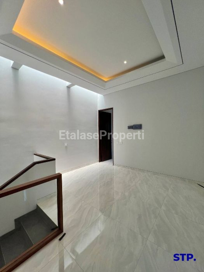 Foto properti Rumah Baru Modern Minimalis Di Manyar Indah Tipe Hoek 7