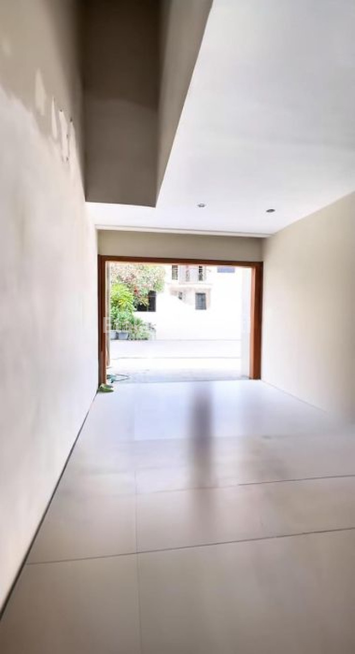 Foto properti JUAL Rumah Mewah Pojok Siap Huni Di  Floraya Margorejo 4