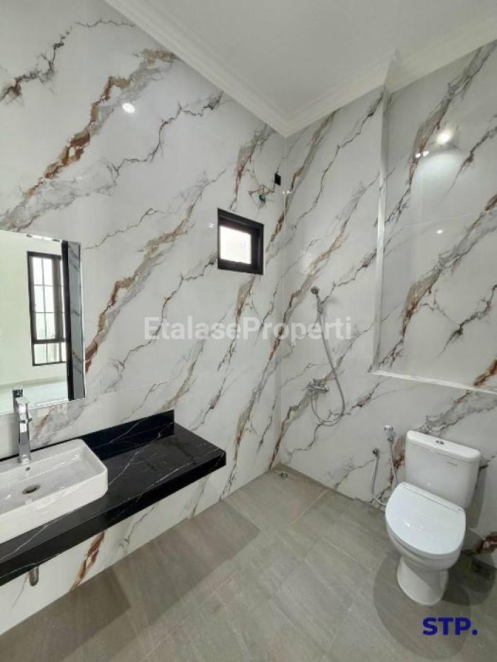 Foto properti Rumah Baru Classic-style Di Babatan Pantai, Kenjeran 10