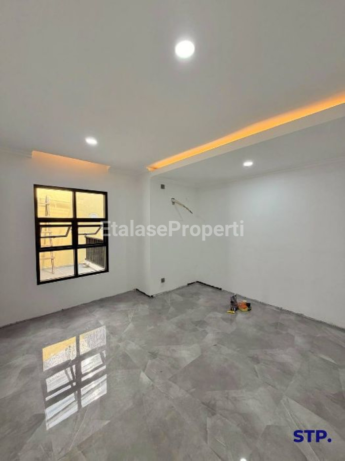 Foto properti Jarang Ada 2M-an! Rumah Full Renovasi Di Dharmahusada Mas 7