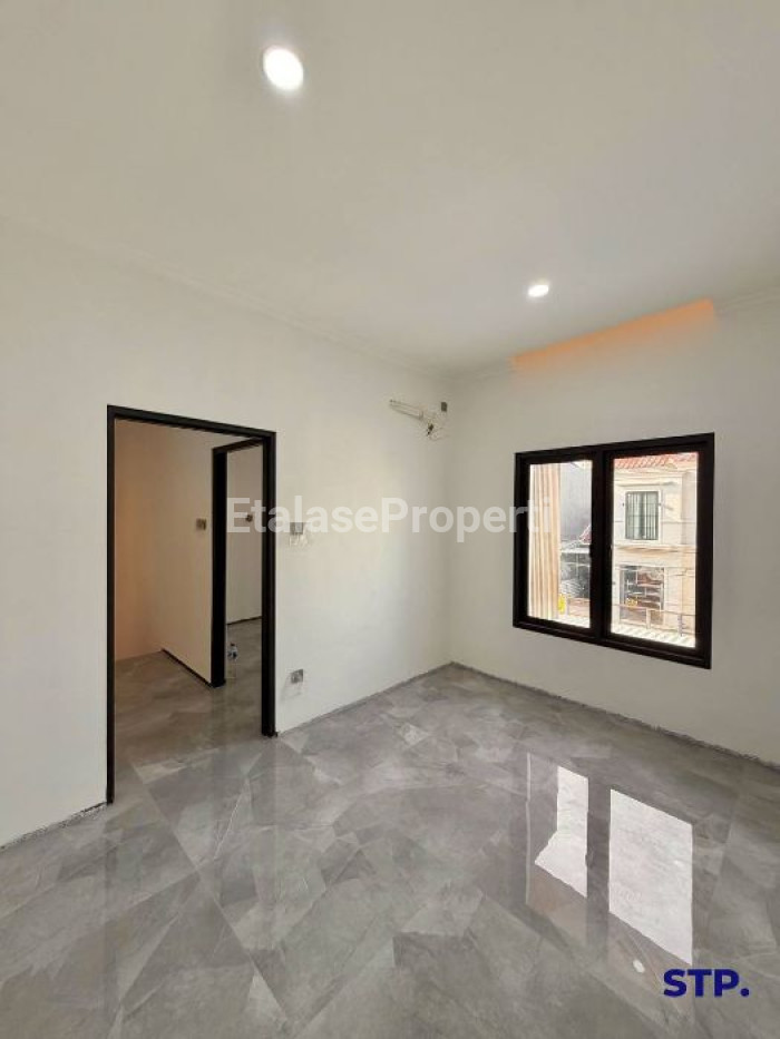 Foto properti Jarang Ada 2M-an! Rumah Full Renovasi Di Dharmahusada Mas 8