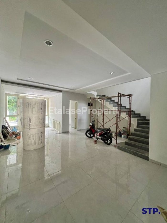 Foto properti 2 Unit Jejer, Rumah Baru Di Raya Manyar Tirtoyoso 4