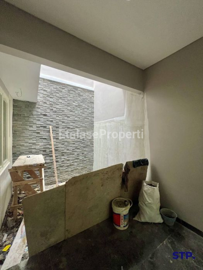 Foto properti 2 Unit Jejer, Rumah Baru Di Raya Manyar Tirtoyoso 6