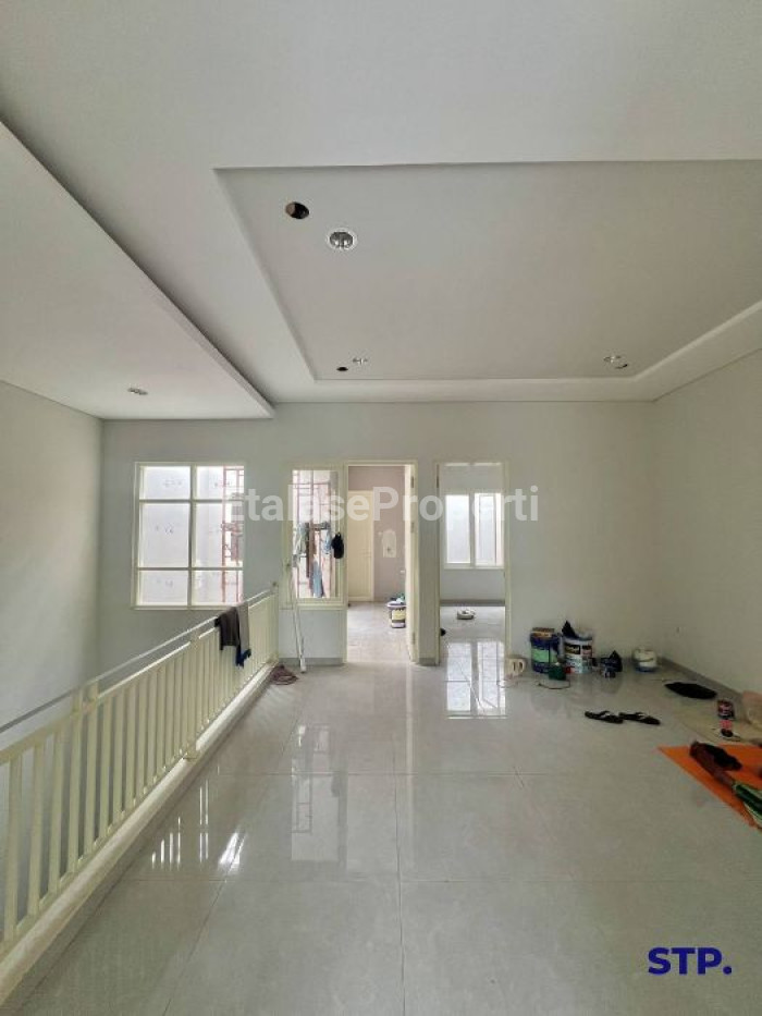 Foto properti 2 Unit Jejer, Rumah Baru Di Raya Manyar Tirtoyoso 7