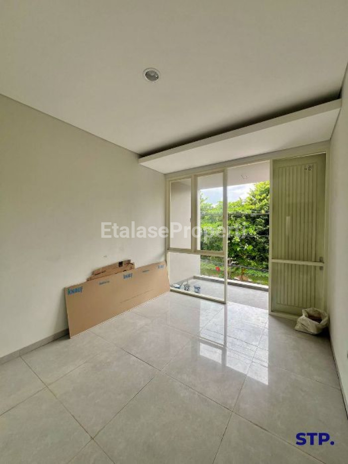 Foto properti 2 Unit Jejer, Rumah Baru Di Raya Manyar Tirtoyoso 8