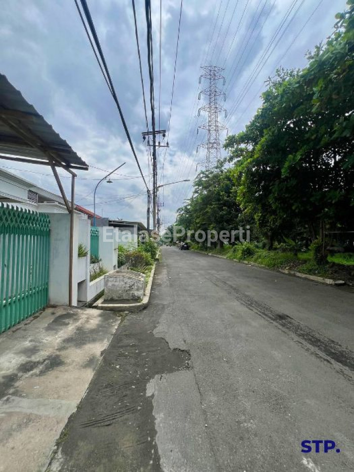Foto properti 2 Unit Jejer, Rumah Baru Di Raya Manyar Tirtoyoso 10