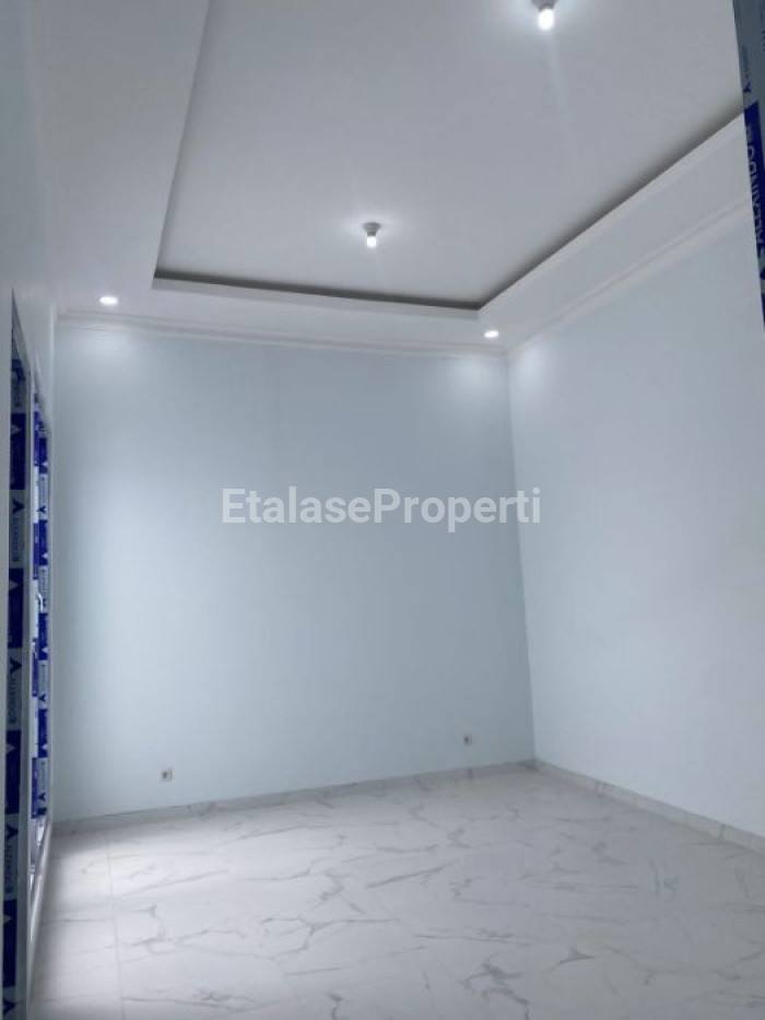 Foto properti DIJUAL  Rumah 2 Lantai Baru Gress Modern Minimalis, Luas Dan Siap Huni 2