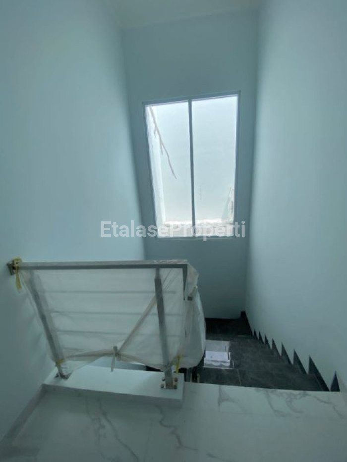 Foto properti DIJUAL  Rumah 2 Lantai Baru Gress Modern Minimalis, Luas Dan Siap Huni 4