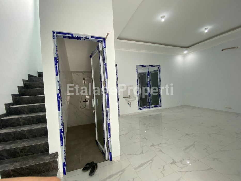 Foto properti DIJUAL  Rumah 2 Lantai Baru Gress Modern Minimalis, Luas Dan Siap Huni 9