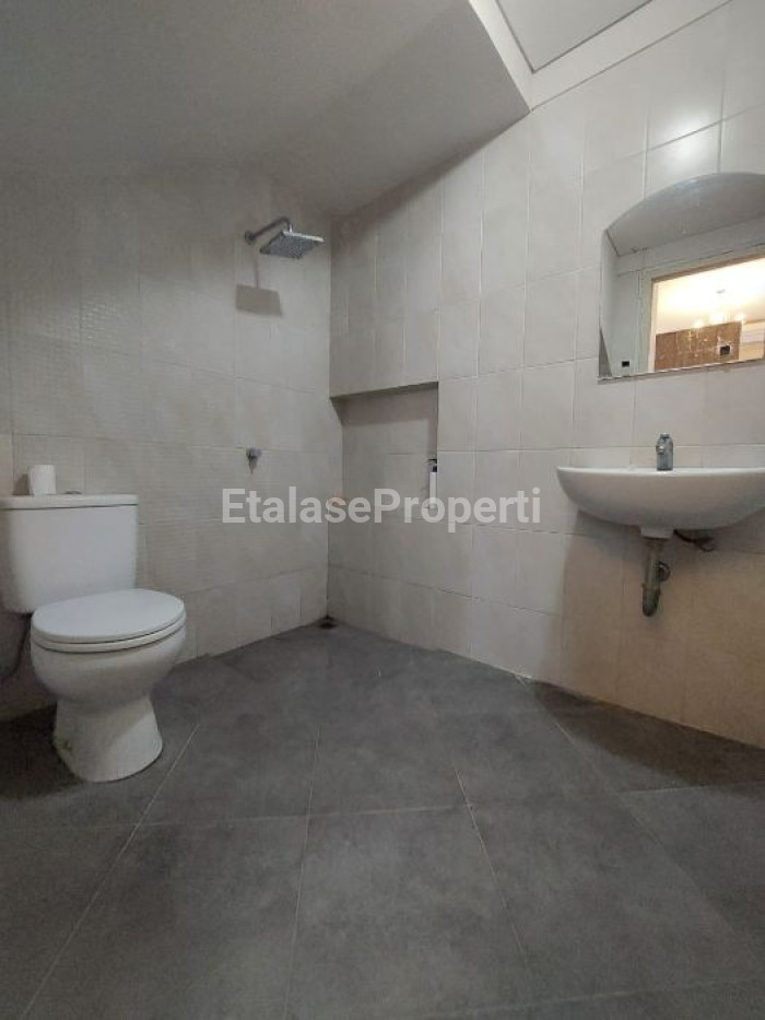 Foto properti Di Jual Cepat  Rumah Modern Minimalis Siap Huni Royal Residence Wiyung-Surabaya Barat 6