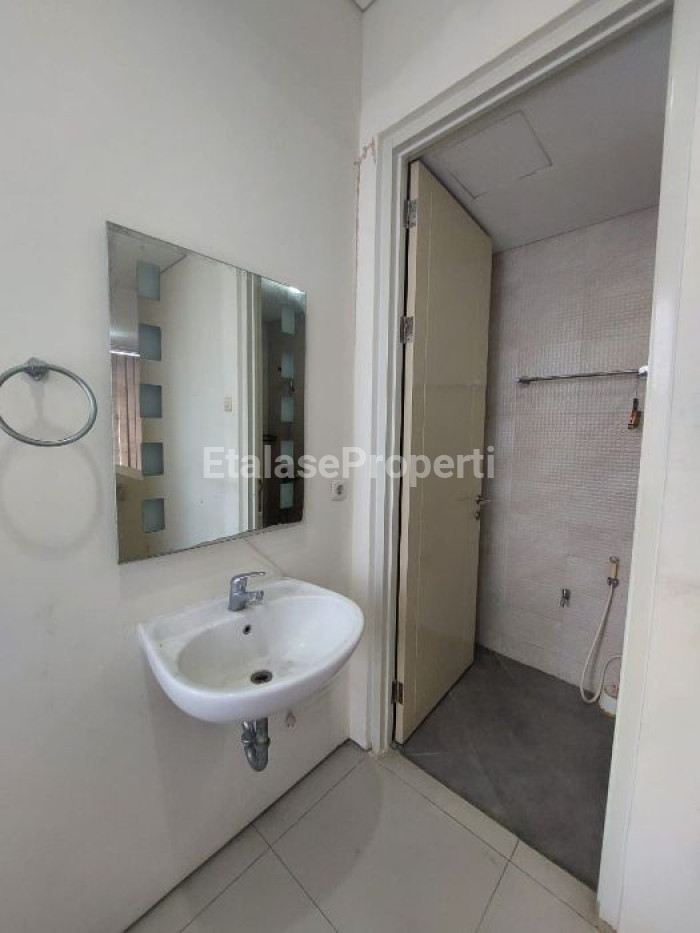 Foto properti Di Jual Cepat  Rumah Modern Minimalis Siap Huni Royal Residence Wiyung-Surabaya Barat 9