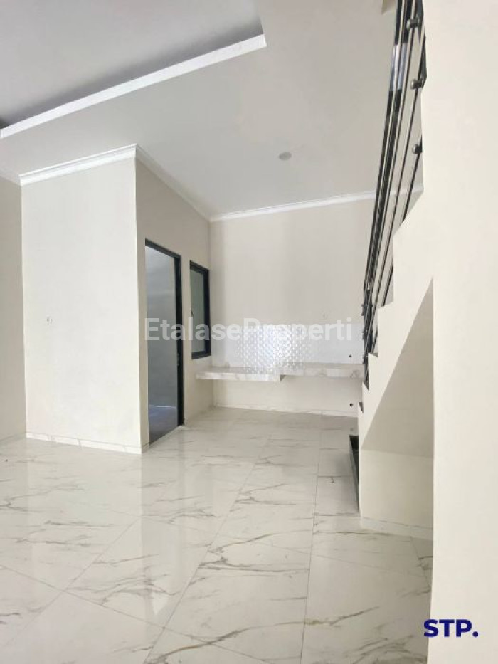 Foto properti 4 Unit - Rumah Baru Minimalis 2 Lantai Di Taman Pondok Indah, Wiyung Tipe Hoek 4