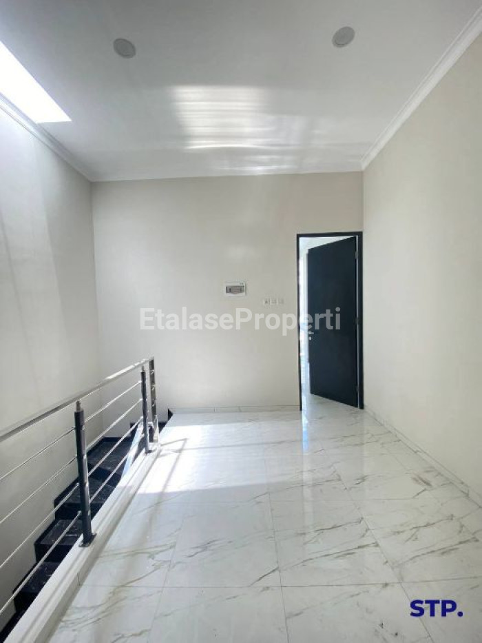 Foto properti 4 Unit - Rumah Baru Minimalis 2 Lantai Di Taman Pondok Indah, Wiyung Tipe Hoek 6