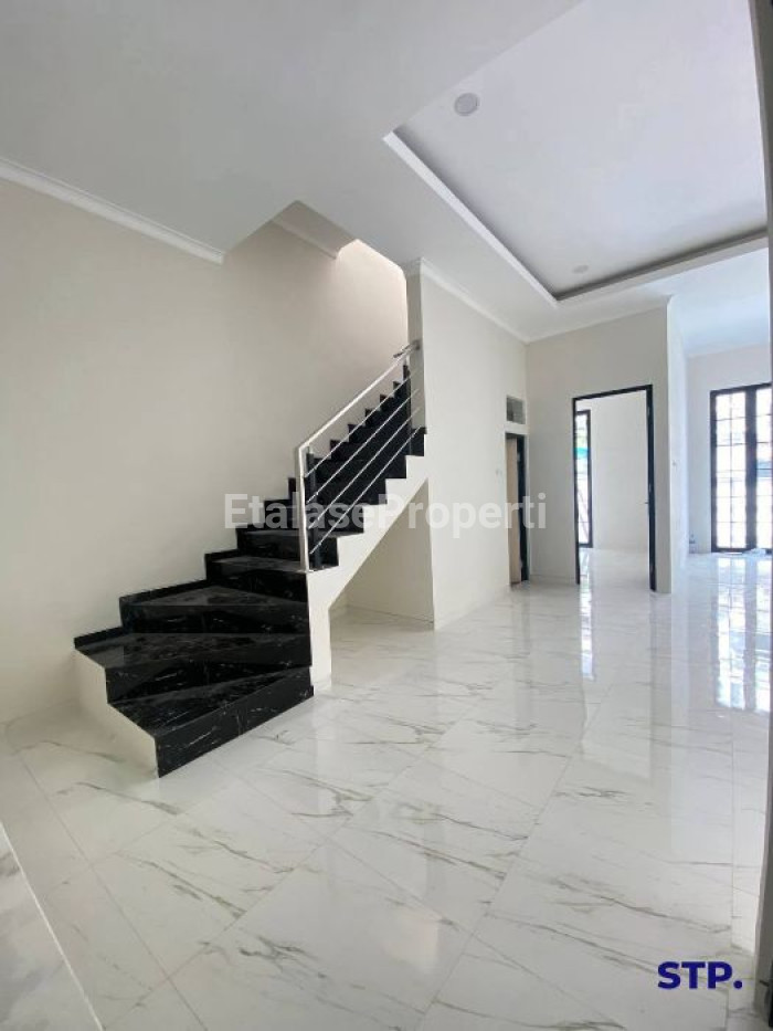 Foto properti 4 Unit - Rumah Baru Minimalis 2 Lantai Di Taman Pondok Indah, Wiyung Tipe D 2