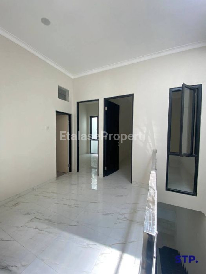 Foto properti 4 Unit - Rumah Baru Minimalis 2 Lantai Di Taman Pondok Indah, Wiyung Tipe D 7