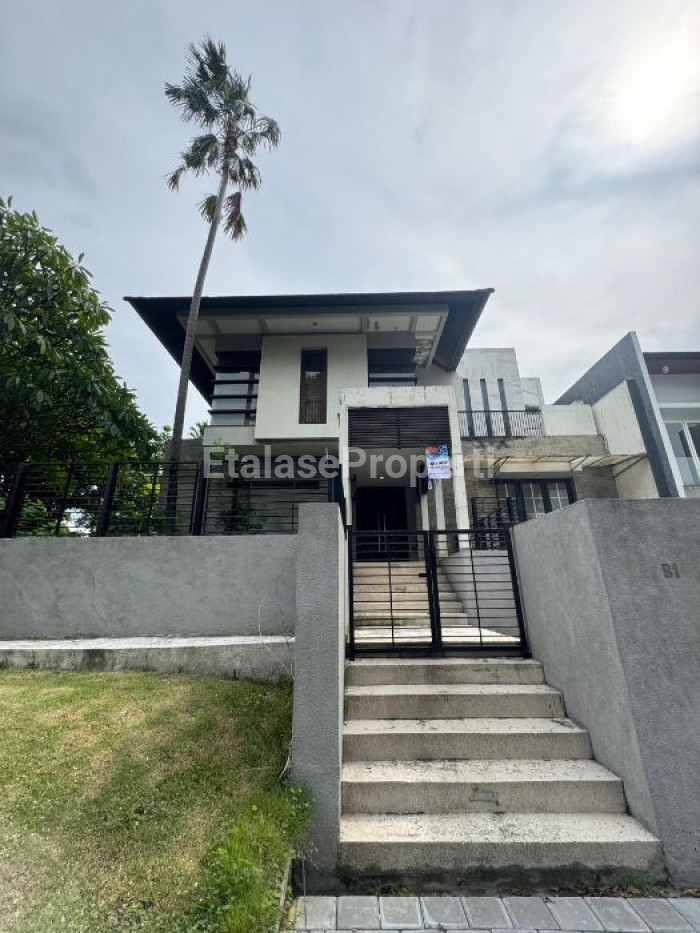 Foto properti For Sale Rumah 2 Lantai Graha Family Hook 1