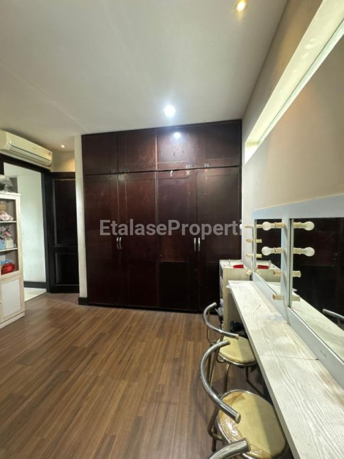 Foto properti For Sale Rumah 2 Lantai Graha Family Hook 2