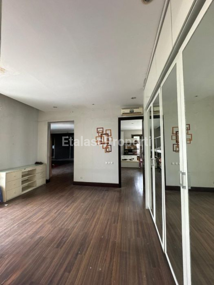 Foto properti For Sale Rumah 2 Lantai Graha Family Hook 4