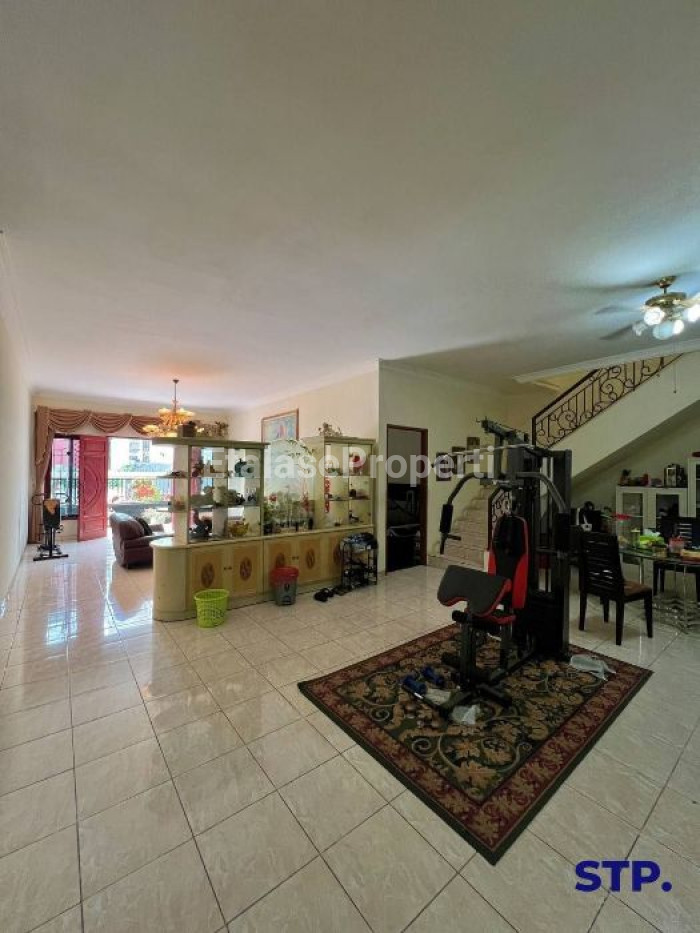 Foto properti Rumah Mewah Classic Mediteranian Di Darmo Hill 2