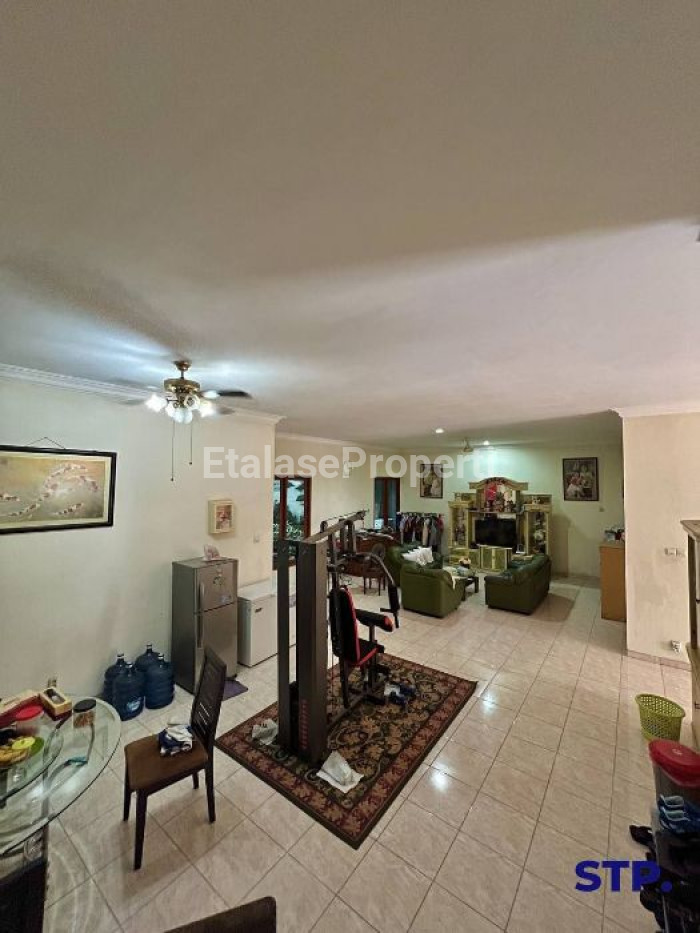 Foto properti Rumah Mewah Classic Mediteranian Di Darmo Hill 3