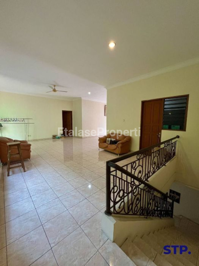 Foto properti Rumah Mewah Classic Mediteranian Di Darmo Hill 6
