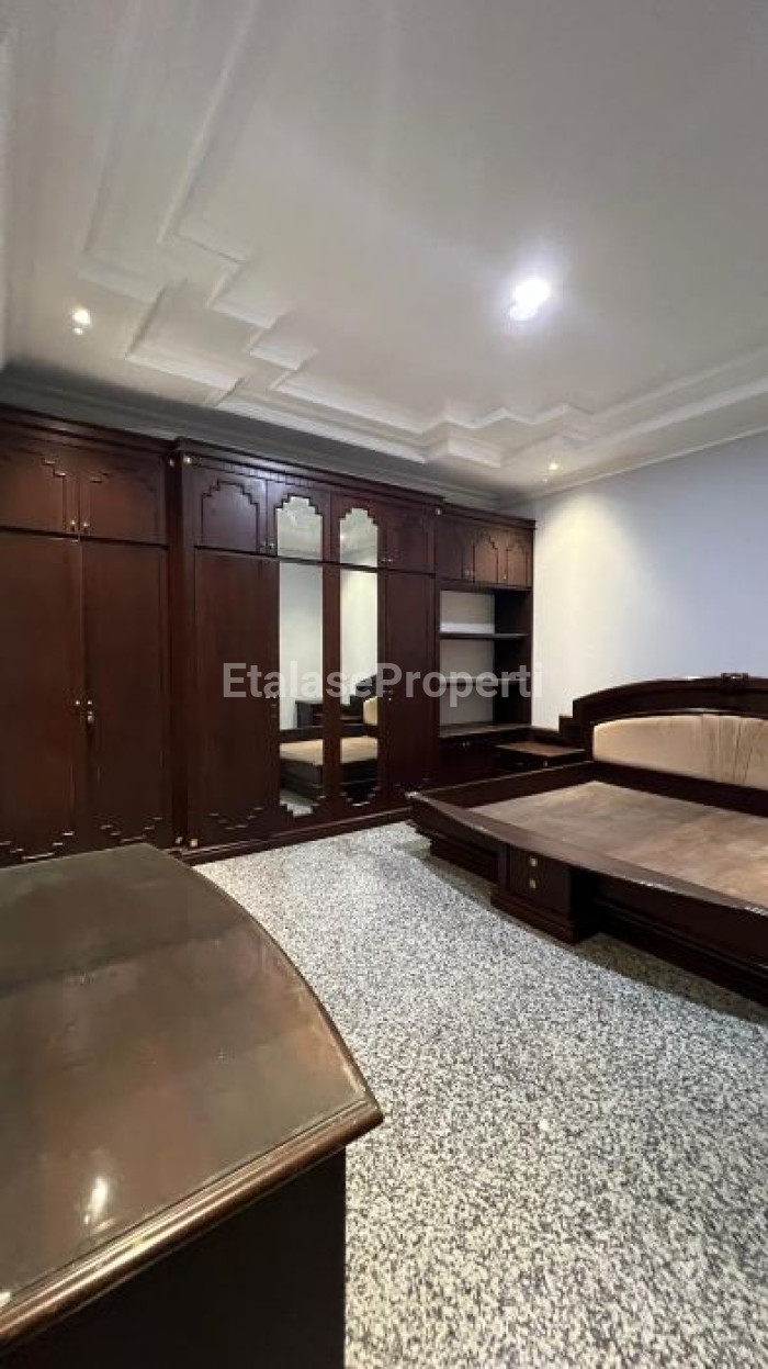 Foto properti *HOT DEAL! Rumah 2 Lantai Siap Huni Di Darmo Baru Barat – Lokasi Premium* 5