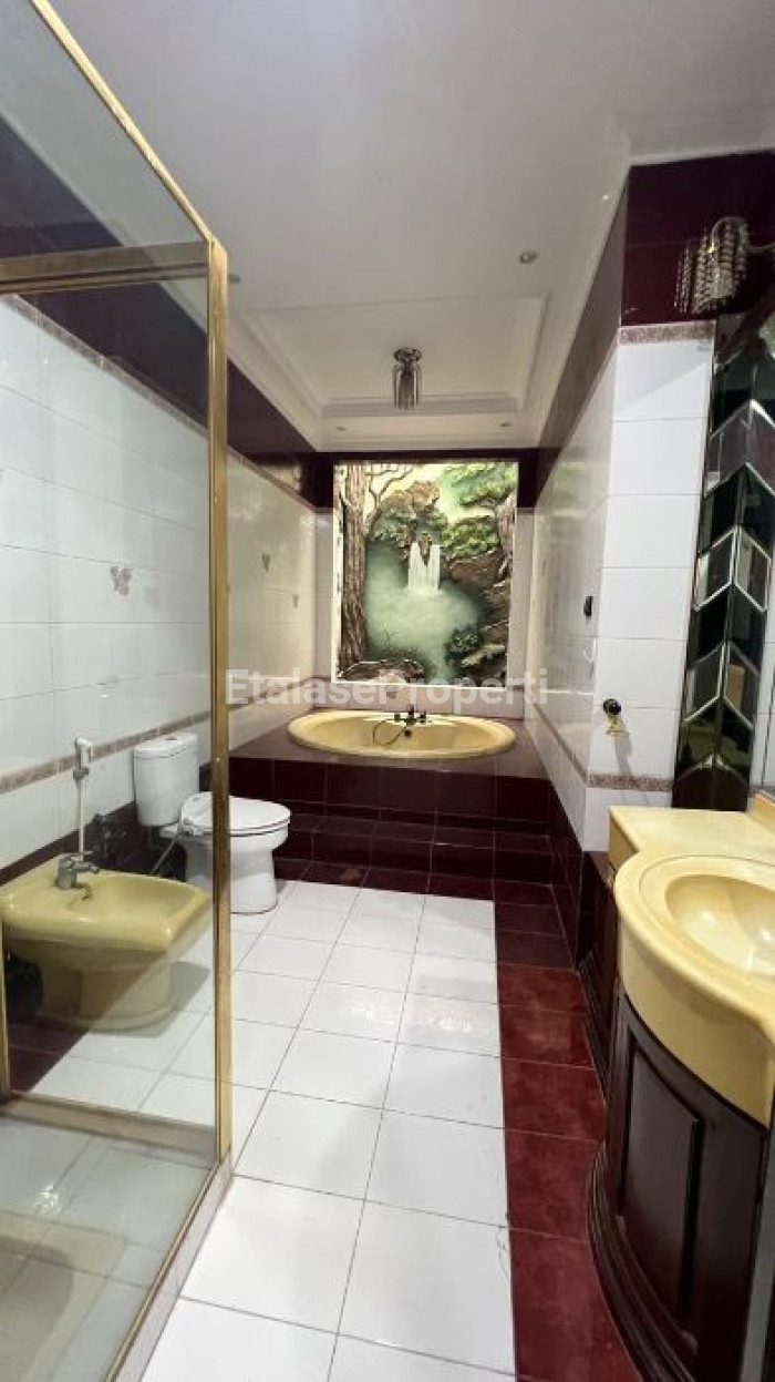 Foto properti *HOT DEAL! Rumah 2 Lantai Siap Huni Di Darmo Baru Barat – Lokasi Premium* 6