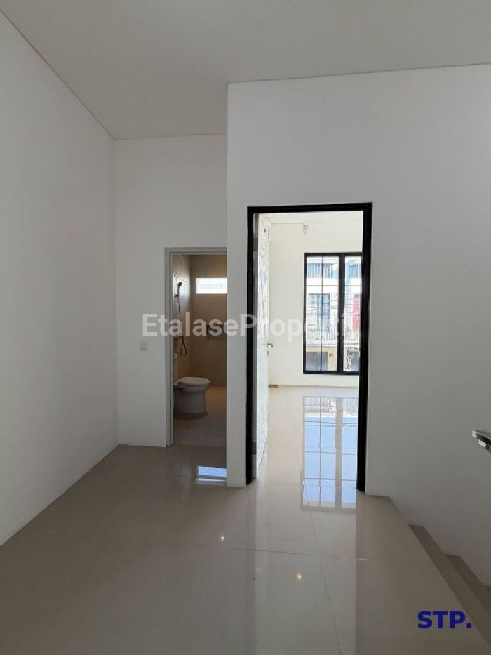 Foto properti Disewakan, Rumah 2 Lantai Regency One Babatan Pantai 7