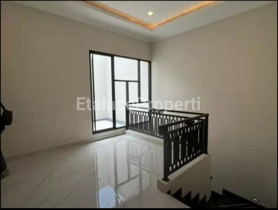 Foto properti Dijual Rumah Baru Di Manyar Jaya Praja 2