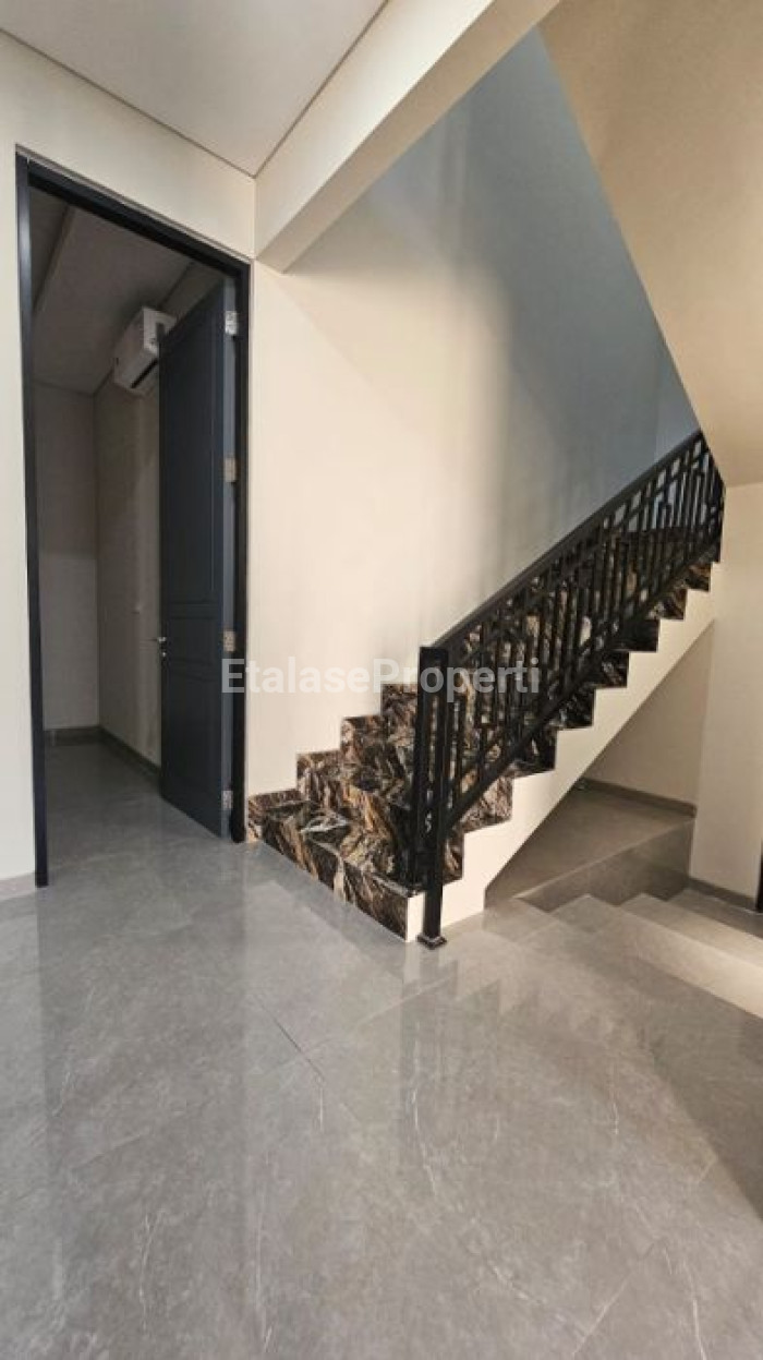 Foto properti Rumah Sutorejo Utara Baru 9
