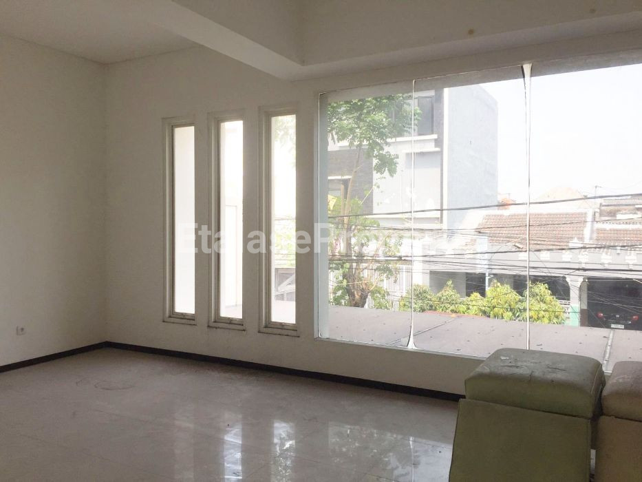 Foto properti Dijual Rumah Usaha Di Raya Manukan Tengah Dekat Citraland 2