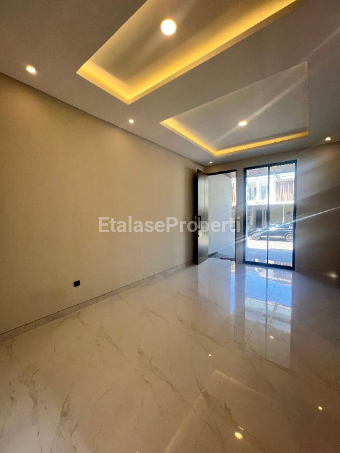 Foto properti *Dijual Rumah Siap Huni  Dian Istana - Surabaya Barat Mocca Verbana 2